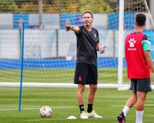 Vicente Moreno in the training ground.
